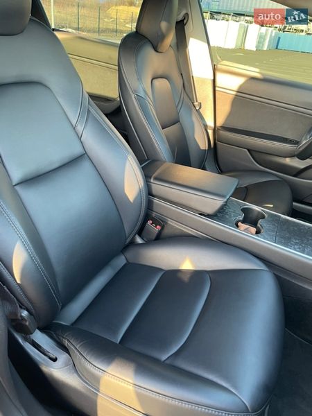 Седан Tesla Model 3 2019 в Ровно