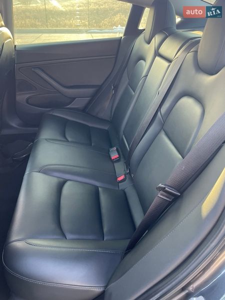 Седан Tesla Model 3 2019 в Ровно