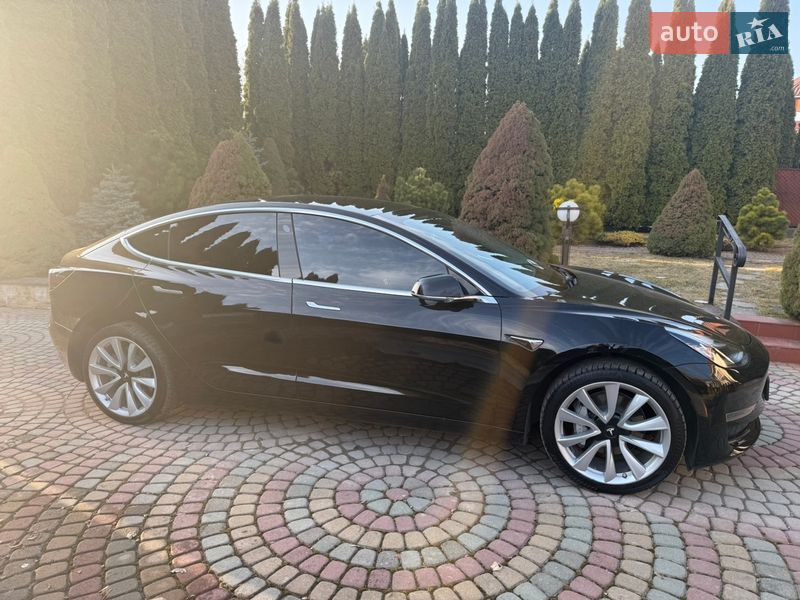 Седан Tesla Model 3 2018 в Ровно