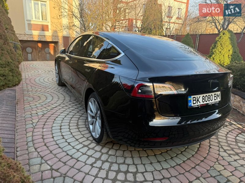 Седан Tesla Model 3 2018 в Ровно