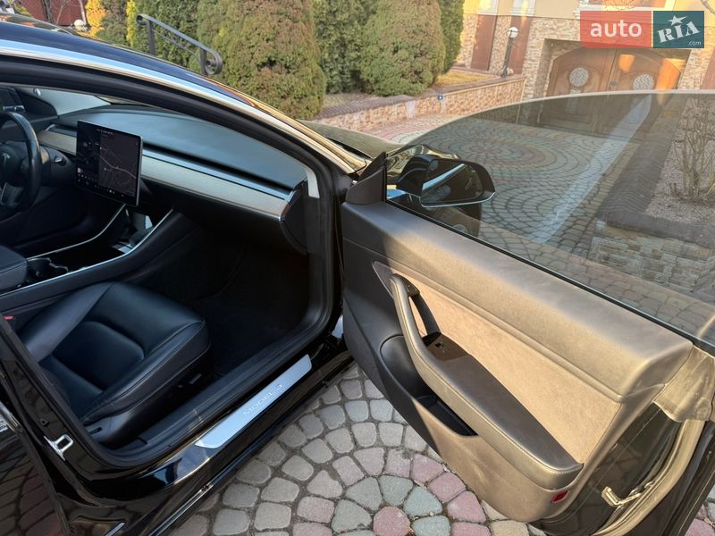 Седан Tesla Model 3 2018 в Ровно