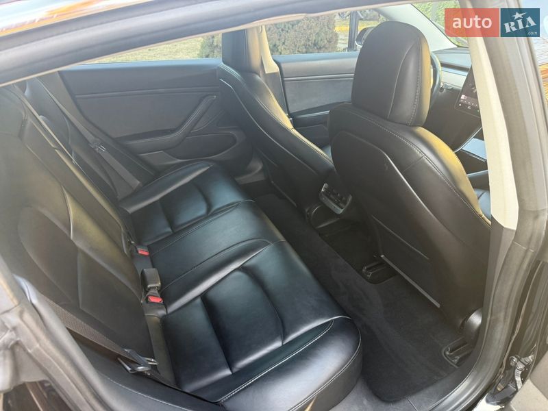 Седан Tesla Model 3 2018 в Ровно