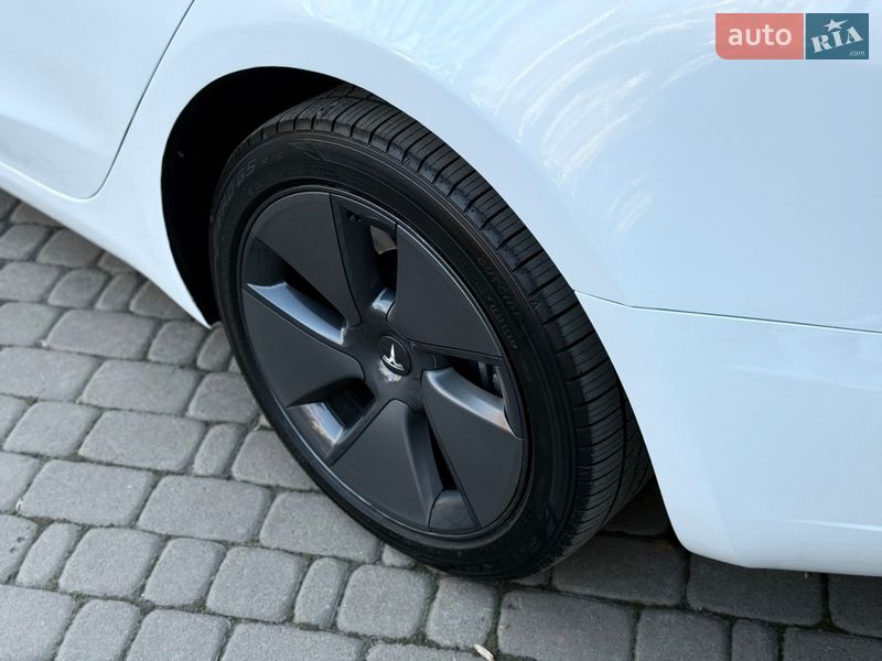 Седан Tesla Model 3 2023 в Киеве