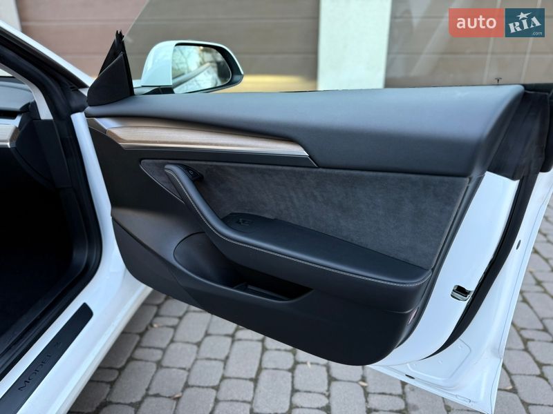 Седан Tesla Model 3 2023 в Киеве