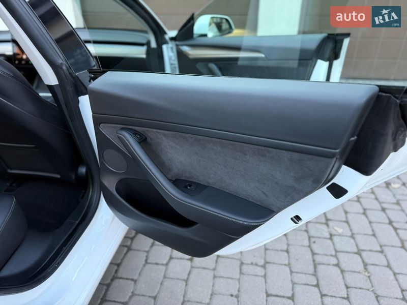 Седан Tesla Model 3 2023 в Киеве