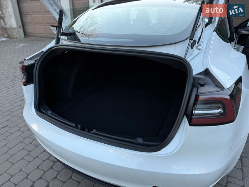 Седан Tesla Model 3 2023 в Киеве