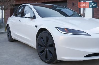 Седан Tesla Model 3 2024 в Снятине