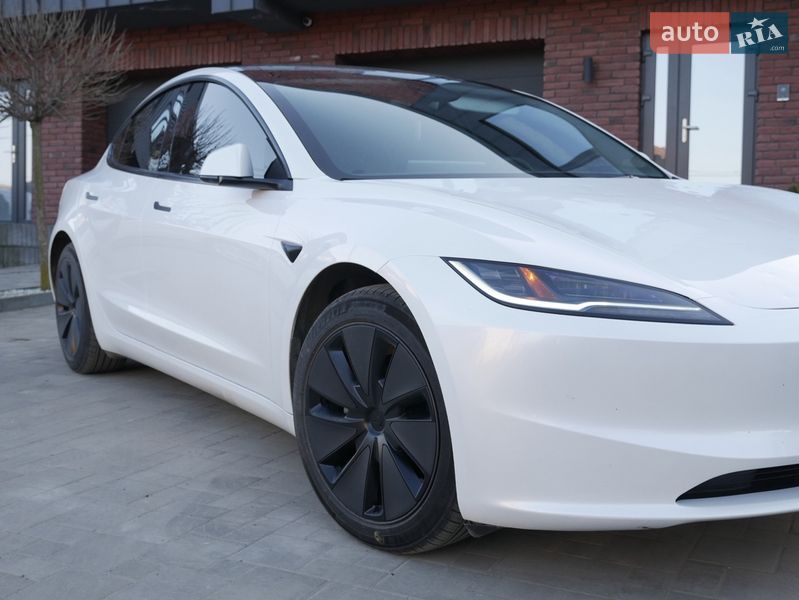 Седан Tesla Model 3 2024 в Снятине