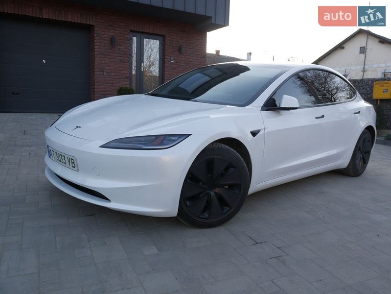 Седан Tesla Model 3 2024 в Снятине
