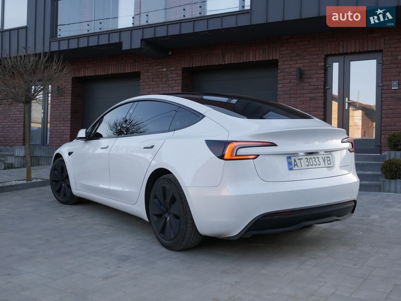 Седан Tesla Model 3 2024 в Снятине
