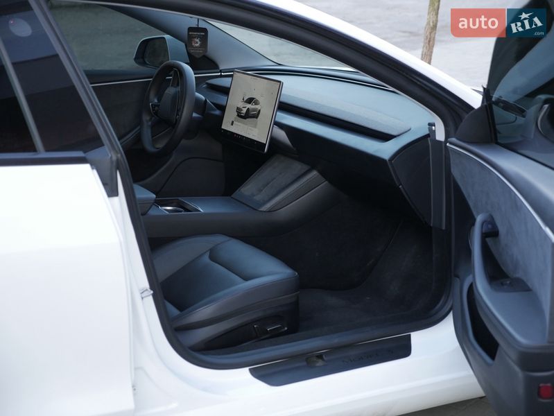 Седан Tesla Model 3 2024 в Снятине