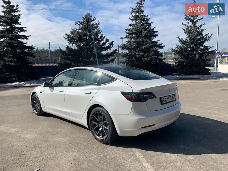 Седан Tesla Model 3 2021 в Киеве