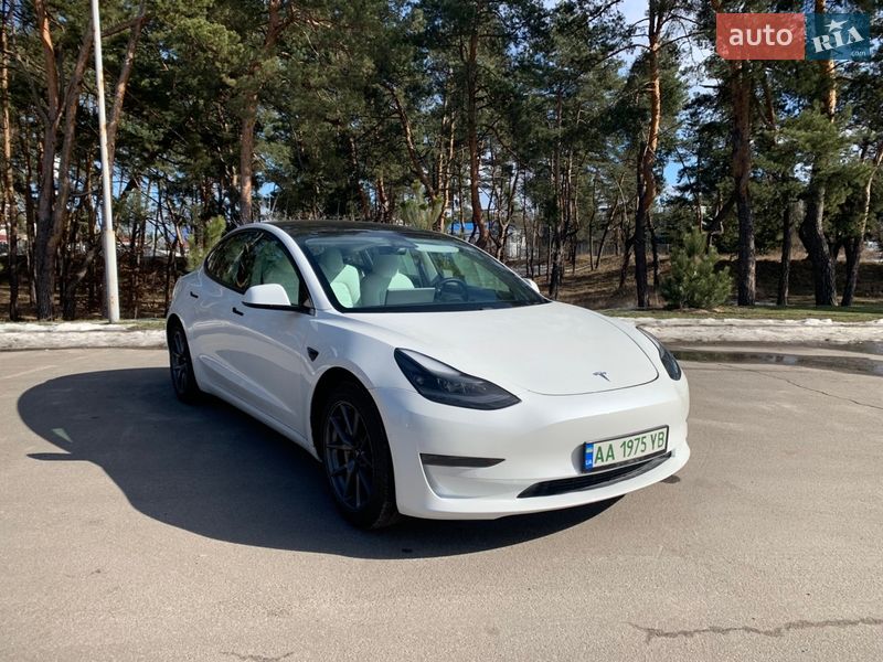 Седан Tesla Model 3 2021 в Киеве