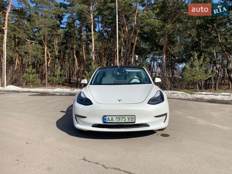 Седан Tesla Model 3 2021 в Киеве