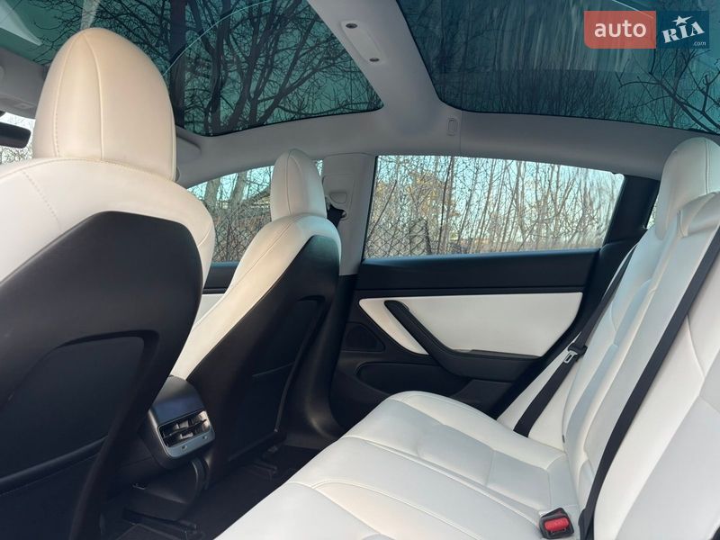 Седан Tesla Model 3 2019 в Остроге