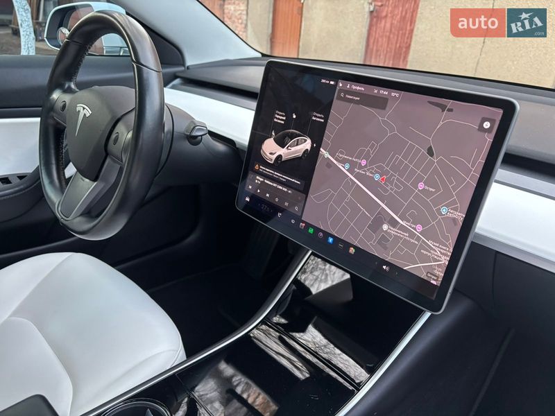 Седан Tesla Model 3 2019 в Остроге