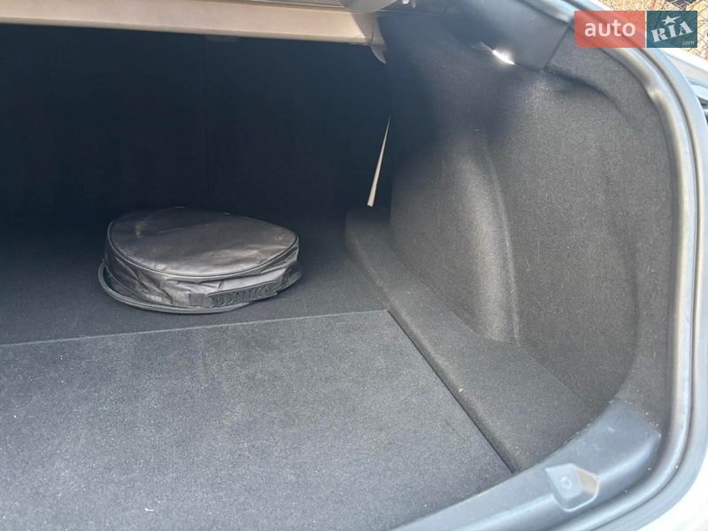 Седан Tesla Model 3 2019 в Остроге