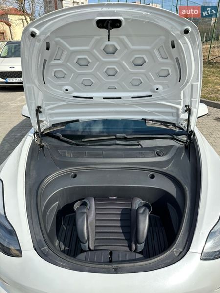 Седан Tesla Model 3 2021 в Львове