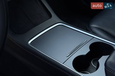 Седан Tesla Model 3 2021 в Ровно
