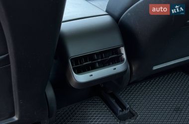 Седан Tesla Model 3 2021 в Ровно