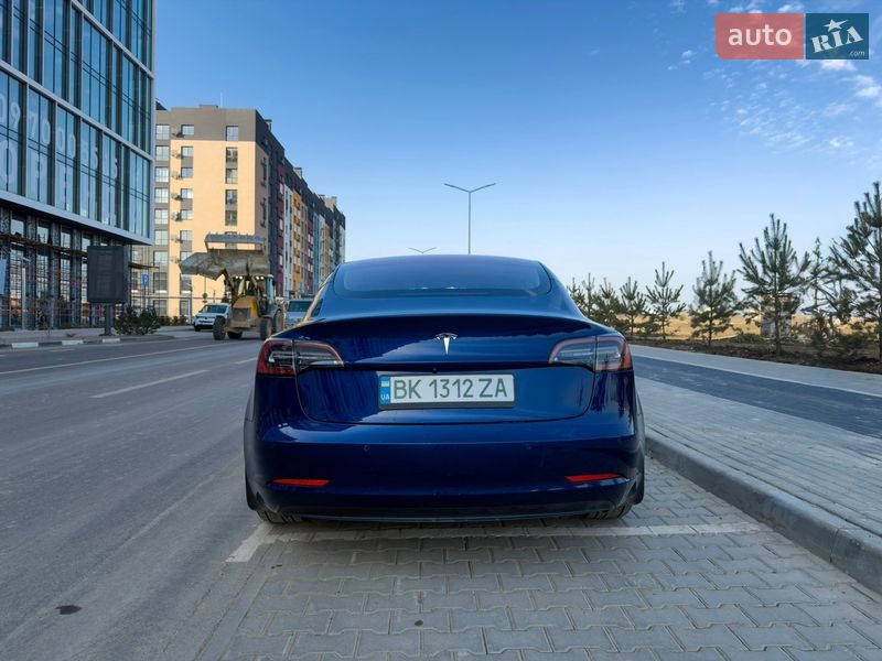 Седан Tesla Model 3 2018 в Ровно