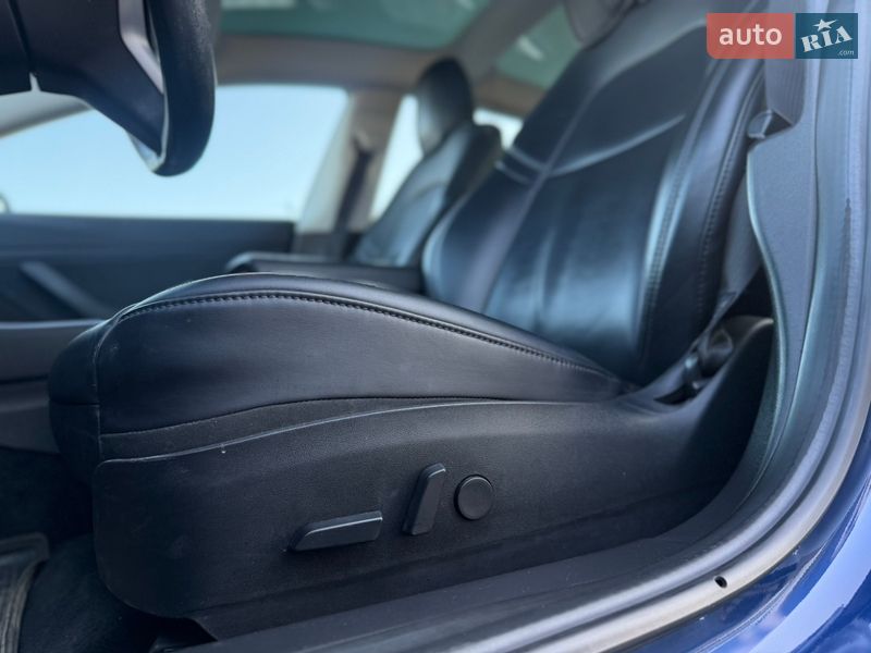 Седан Tesla Model 3 2018 в Ровно