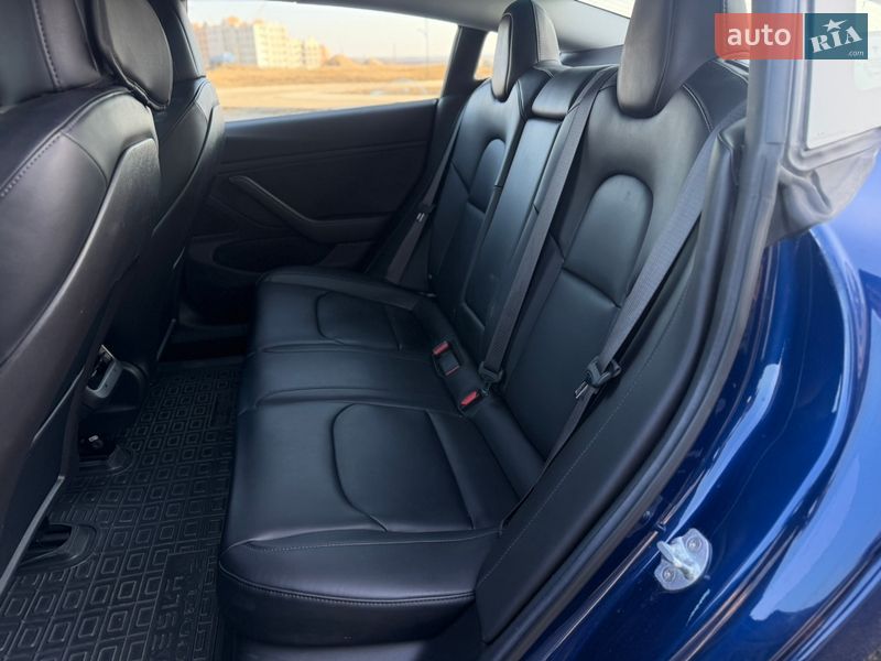 Седан Tesla Model 3 2018 в Ровно