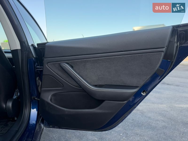 Седан Tesla Model 3 2018 в Ровно