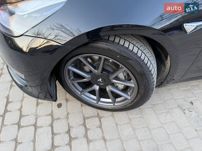 Седан Tesla Model 3 2019 в Львові