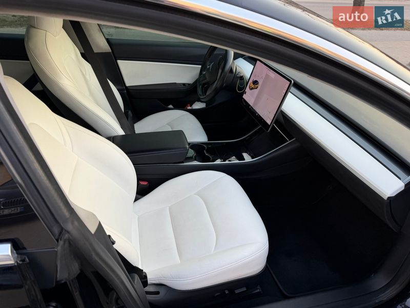 Седан Tesla Model 3 2019 в Львові