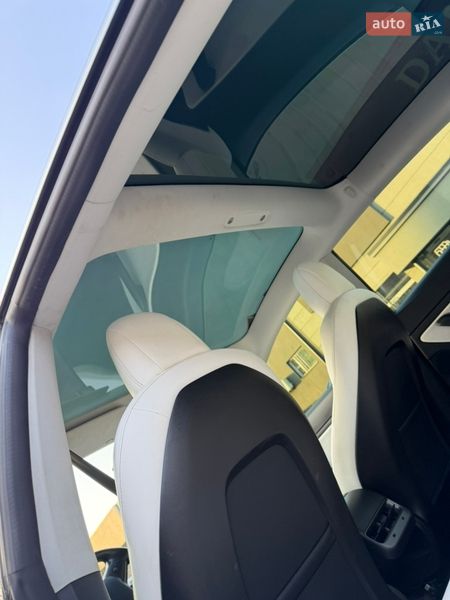 Седан Tesla Model 3 2019 в Львові