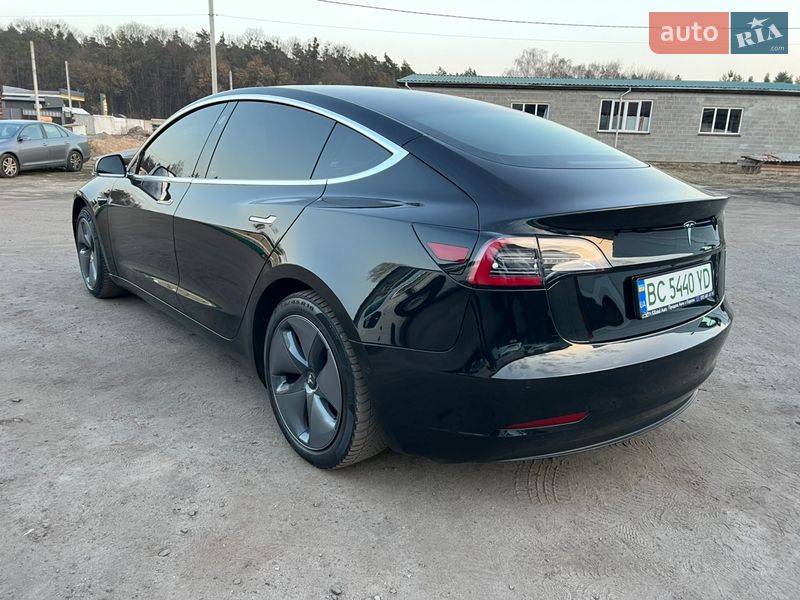 Седан Tesla Model 3 2020 в Радивиліві