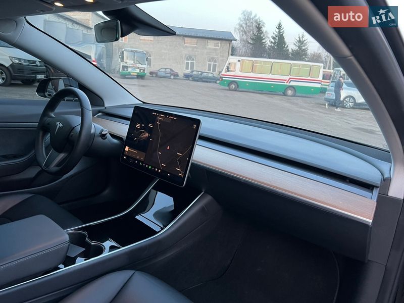 Седан Tesla Model 3 2020 в Радивиліві