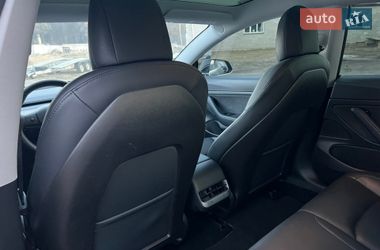 Седан Tesla Model 3 2020 в Радивиліві