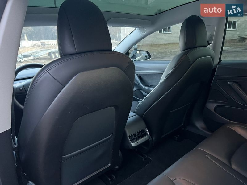 Седан Tesla Model 3 2020 в Радивиліві