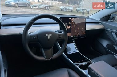 Седан Tesla Model 3 2020 в Радивиліві