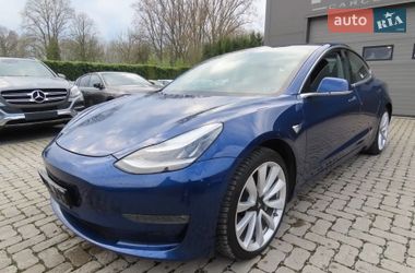Седан Tesla Model 3 2018 в Авангарде