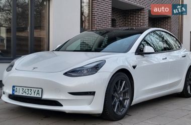 Седан Tesla Model 3 2022 в Бучі