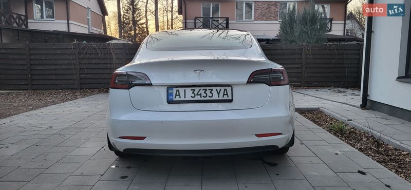 Седан Tesla Model 3 2022 в Буче