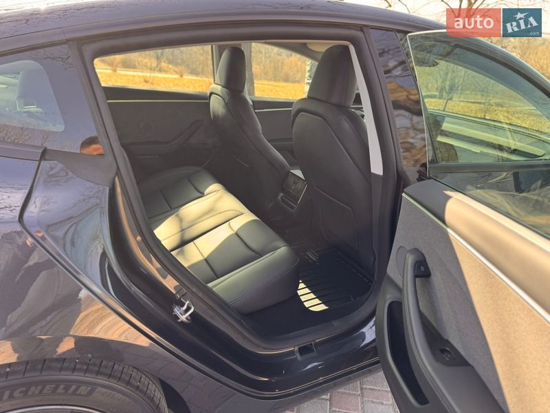 Седан Tesla Model 3 2024 в Кропивницькому