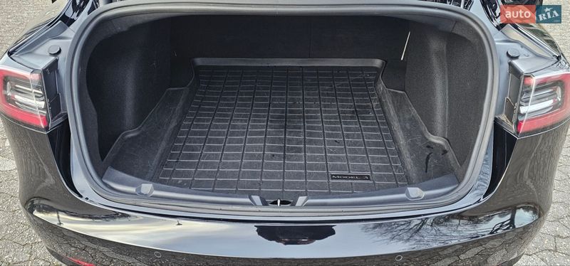 Седан Tesla Model 3 2022 в Львове