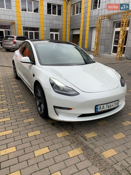 Седан Tesla Model 3 2022 в Бучі