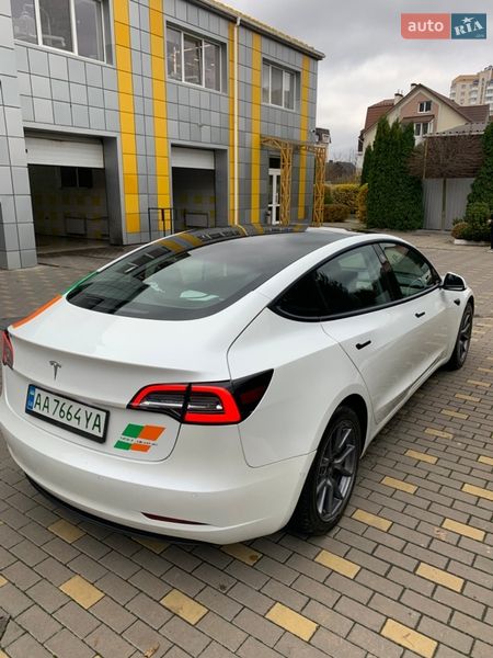 Седан Tesla Model 3 2022 в Бучі