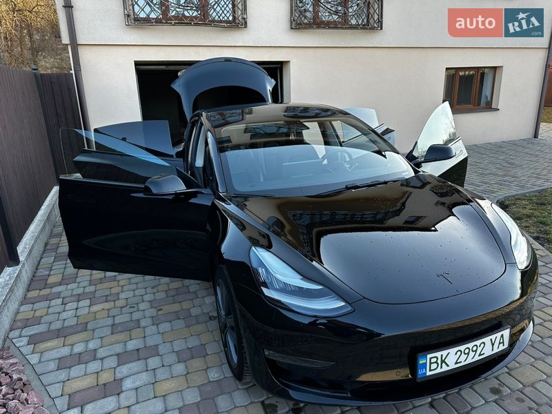 Седан Tesla Model 3 2019 в Львове