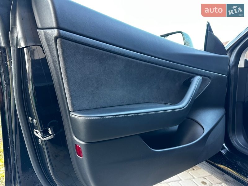 Седан Tesla Model 3 2019 в Львове