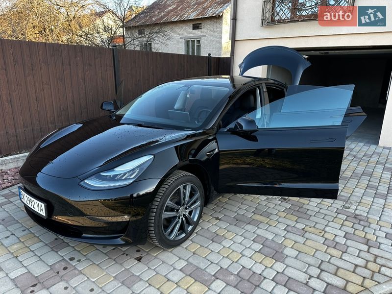 Седан Tesla Model 3 2019 в Львове