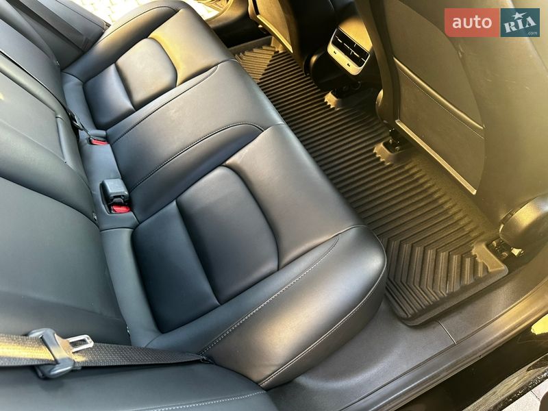 Седан Tesla Model 3 2019 в Львове