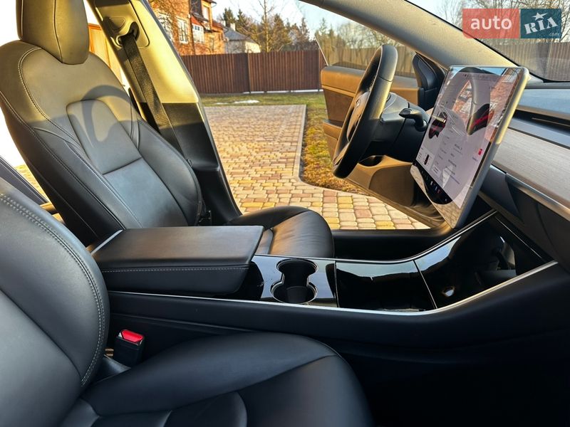 Седан Tesla Model 3 2019 в Львове