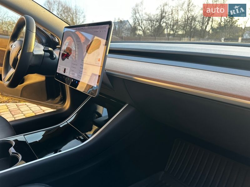 Седан Tesla Model 3 2019 в Львове
