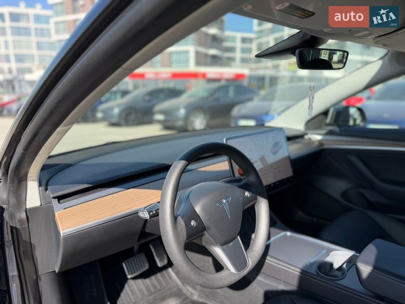Седан Tesla Model 3 2023 в Львове